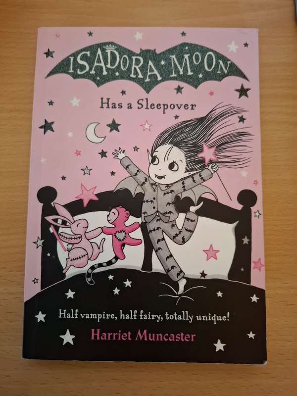 Isadora Moon Has a Sleepover : Harriet Muncaster  (Paperback)