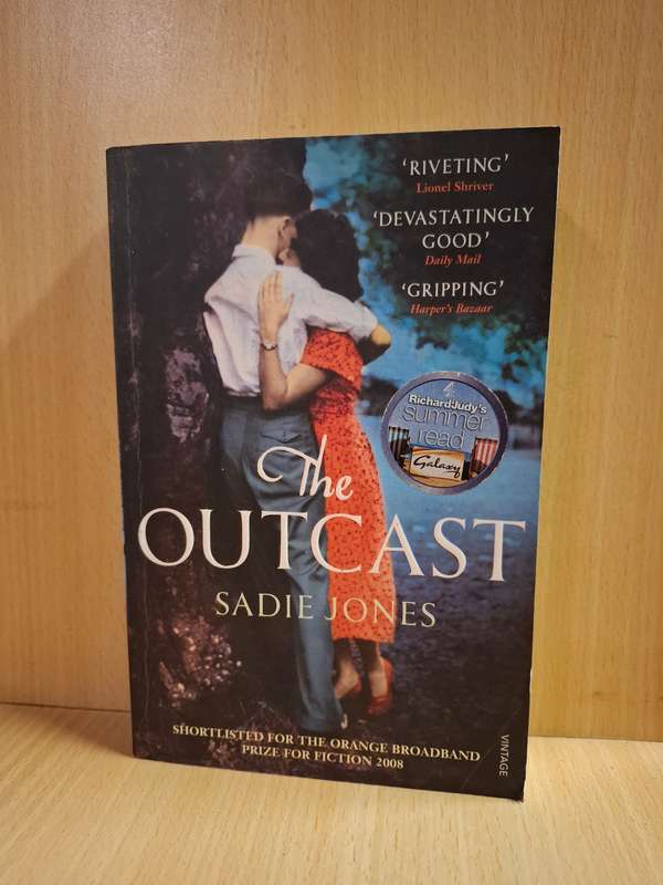 The Outcast : Sadie Jones  (Paperback)