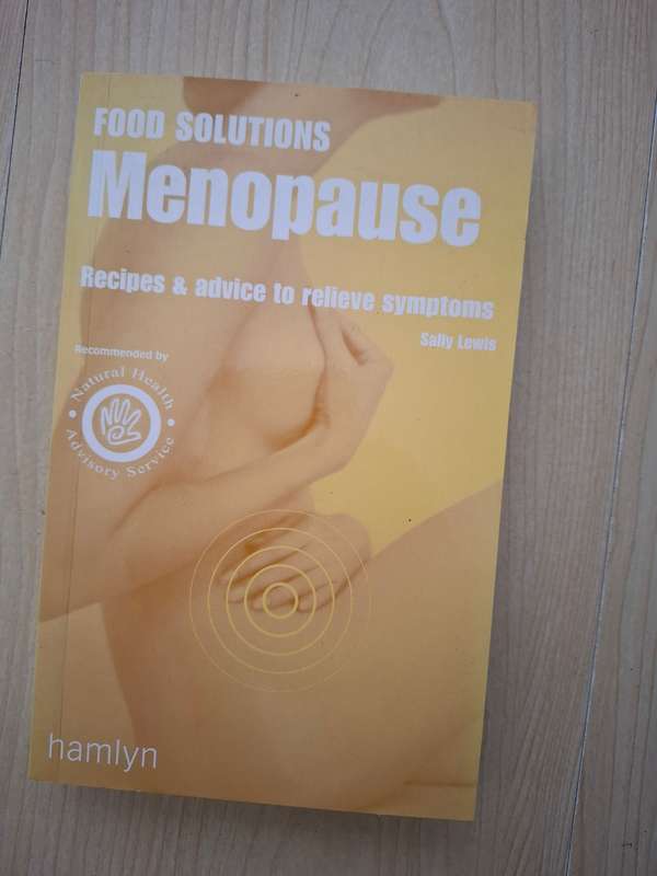 Hamlyn - Menopause - Recipes & advice to relieve symptoms: Sally Lewis  (Paperback)