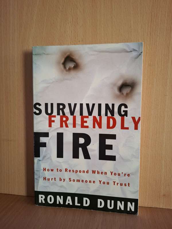 Surviving Fire - How to Respond when you`re hurt by Someone You Trust: Ronald Dunn (Paperback)