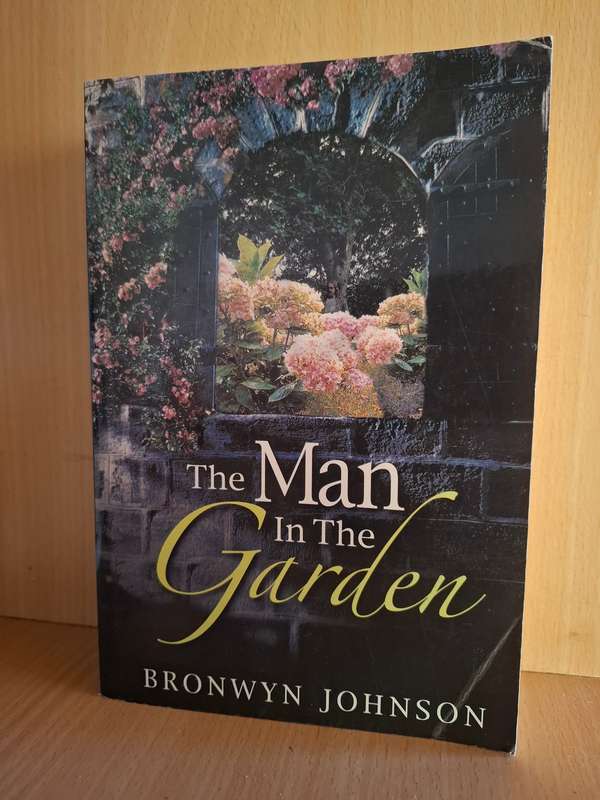 The Man in The Garden : Bronwyn Johnson  (Paperback)