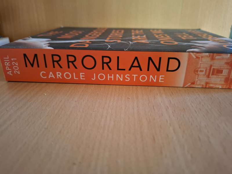 Mirrorland : Carole Johnstone  (Paperback)