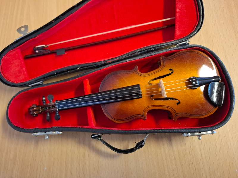 Miniature Musical Wind Up Violin with Bow in Case