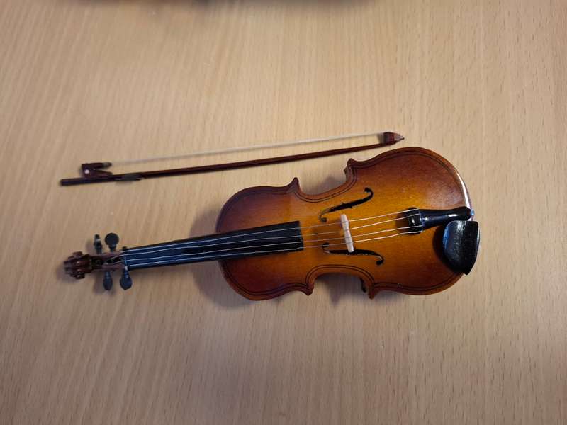 Miniature Musical Wind Up Violin with Bow in Case
