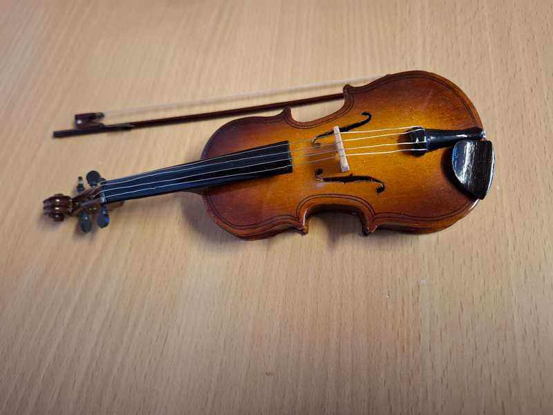 Miniature Musical Wind Up Violin with Bow in Case