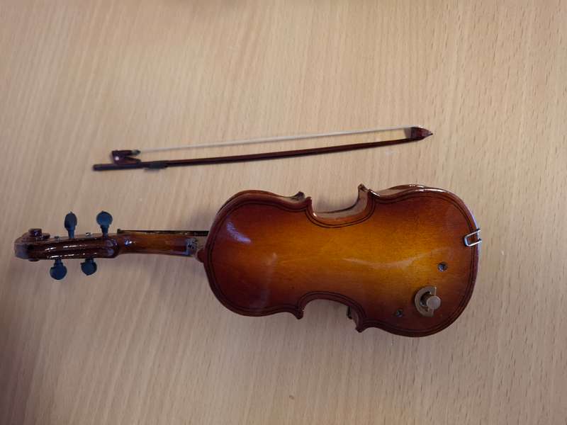 Miniature Musical Wind Up Violin with Bow in Case