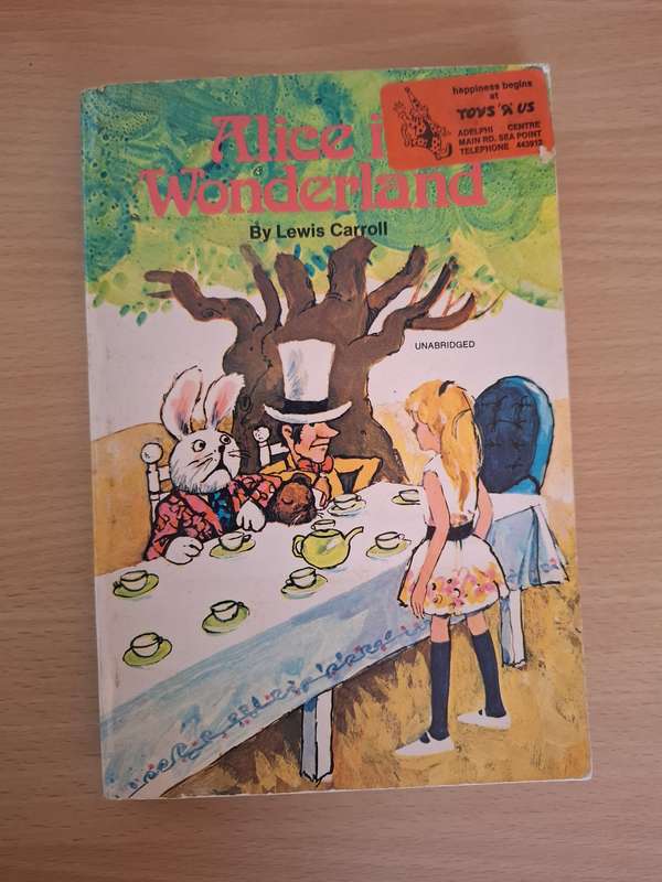 Alice in Wonderland by Lewis Carroll  (Paperback)