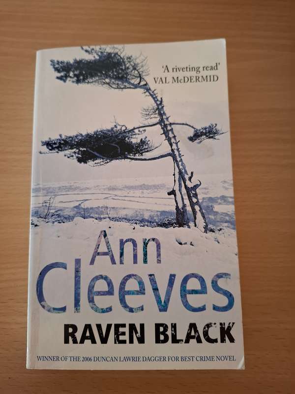 Raven Black : Ann Cleeves (Paperback)