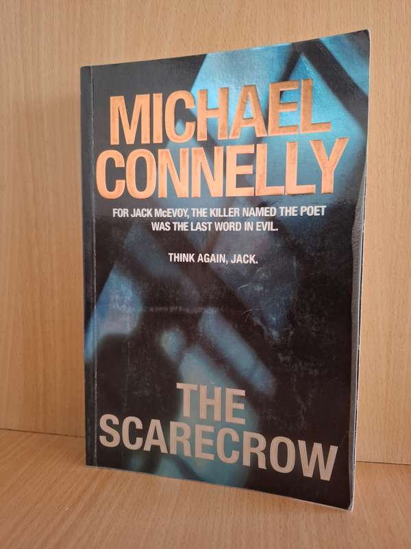 The Scarecrow : Michael Connelly  (Large Paperback)