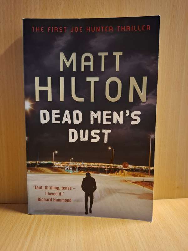 Dead Men`s Dust : Matt Hilton  (Paperback)