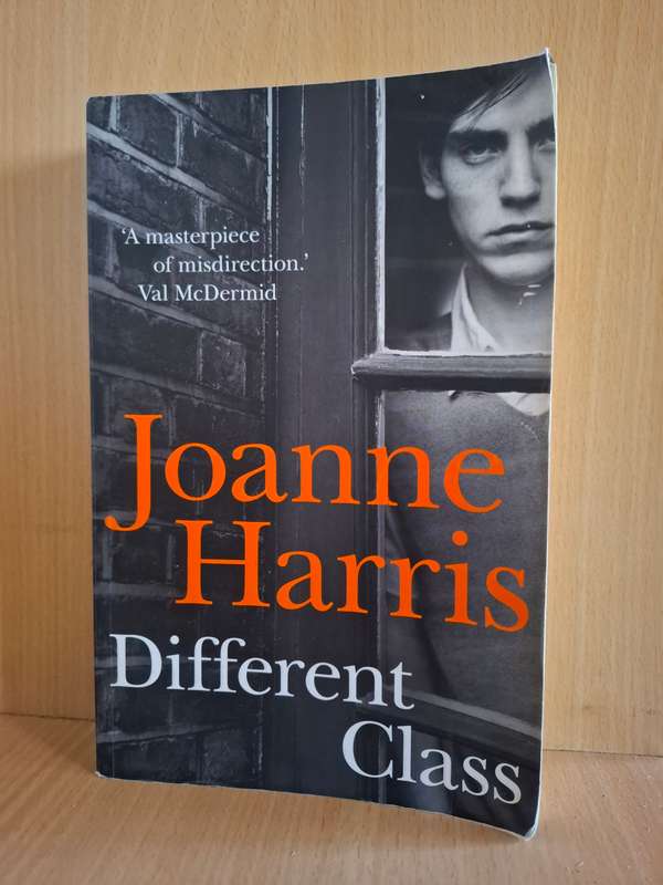 Different Class : Joanne Harris  (Paperback)