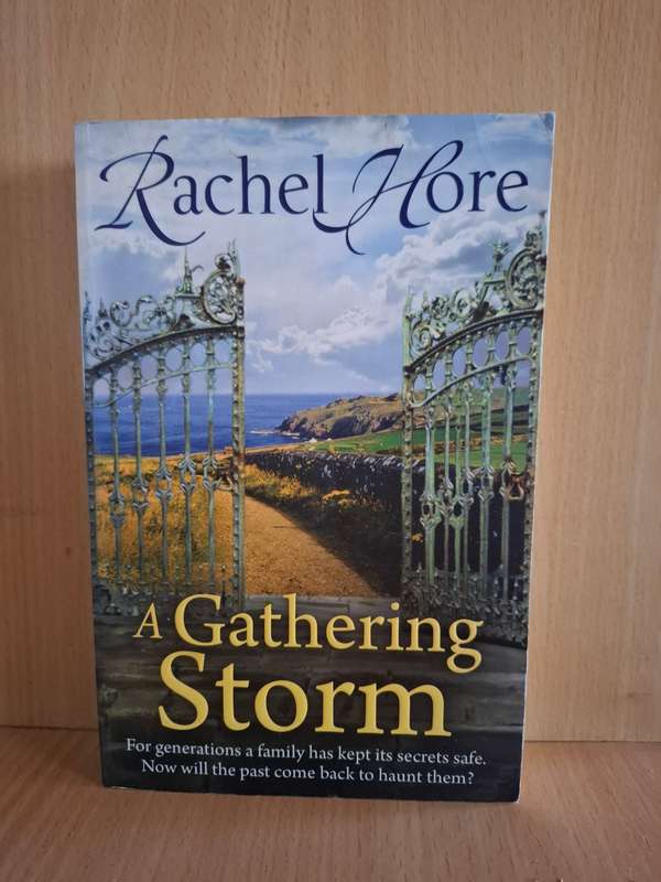 A Gathering Storm : Rachel Hore  (Paperback)