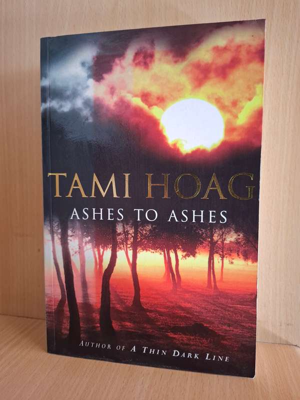 Ashes to Ashes: Tami Hoag (Large Paperback)