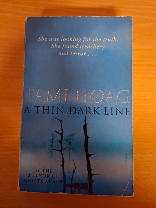 A Thin Dark Line: Tami Hoag (Paperback)