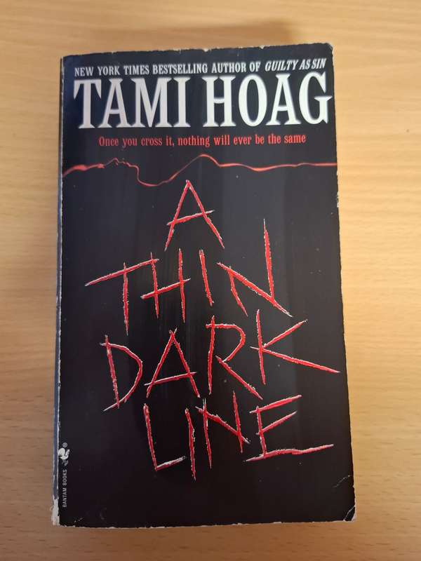 A Thin Dark Line: Tami Hoag (Paperback)