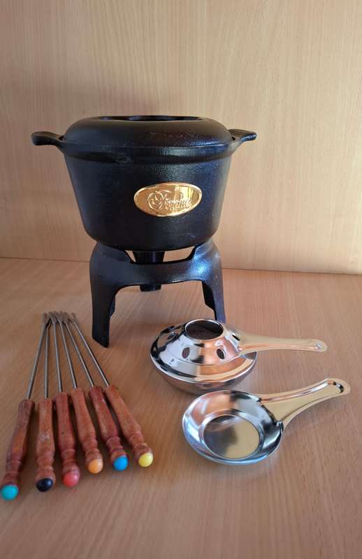 Cast Iron Fondue Pot Set (NEW CONDITION)