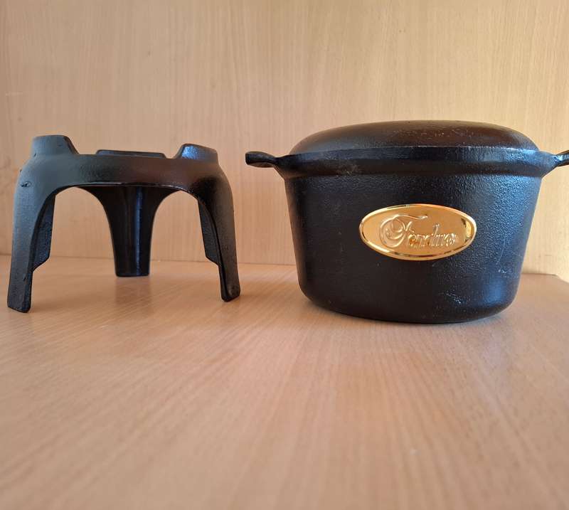 Cast Iron Fondue Pot Set (NEW CONDITION)