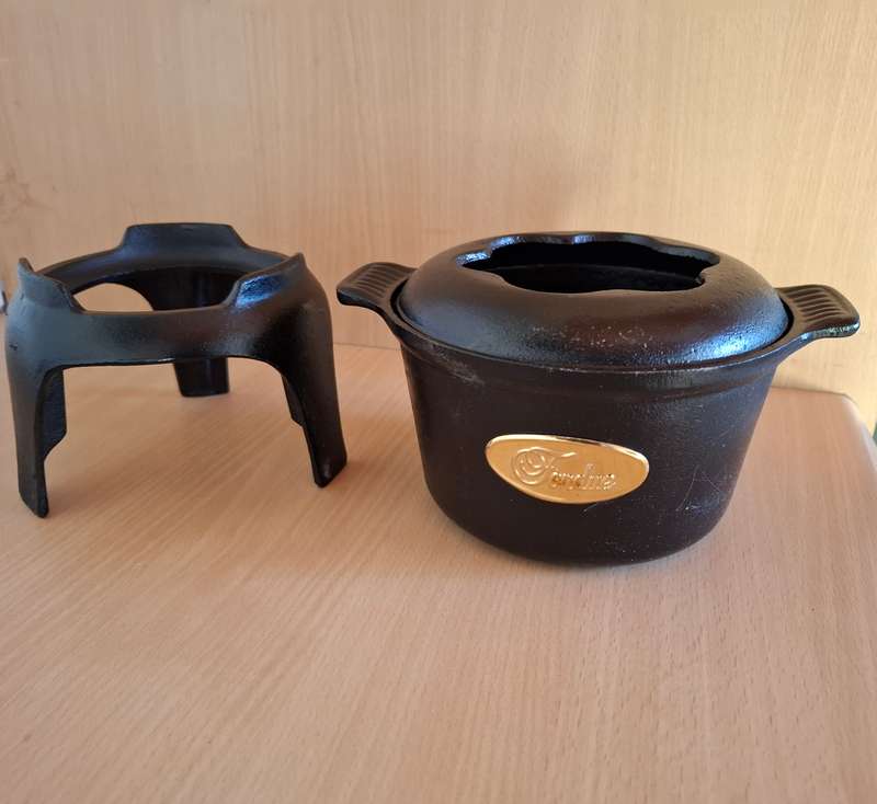 Cast Iron Fondue Pot Set (NEW CONDITION)