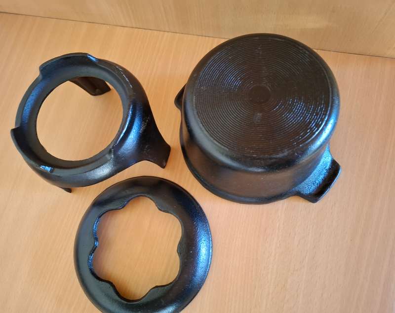 Cast Iron Fondue Pot Set (NEW CONDITION)