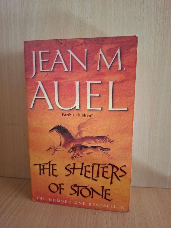 The Shelters of Stone : Jean M. Auel  (Paperback)