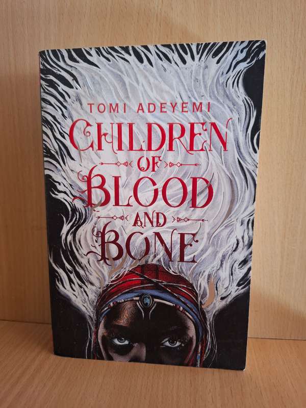 Children of Blood and Bone : Tomi Adeyemi  (Paperback)
