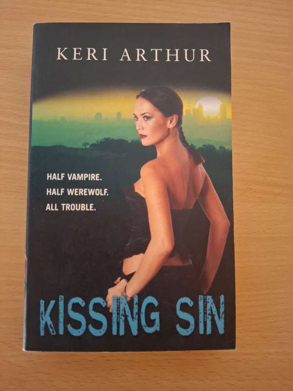 Kissing Sin : Keri Arthur  (Paperback)