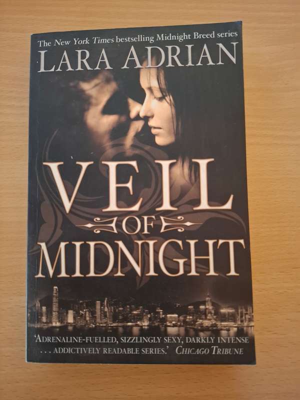 Veil of Midnight : Lara Adrian  (Paperback)