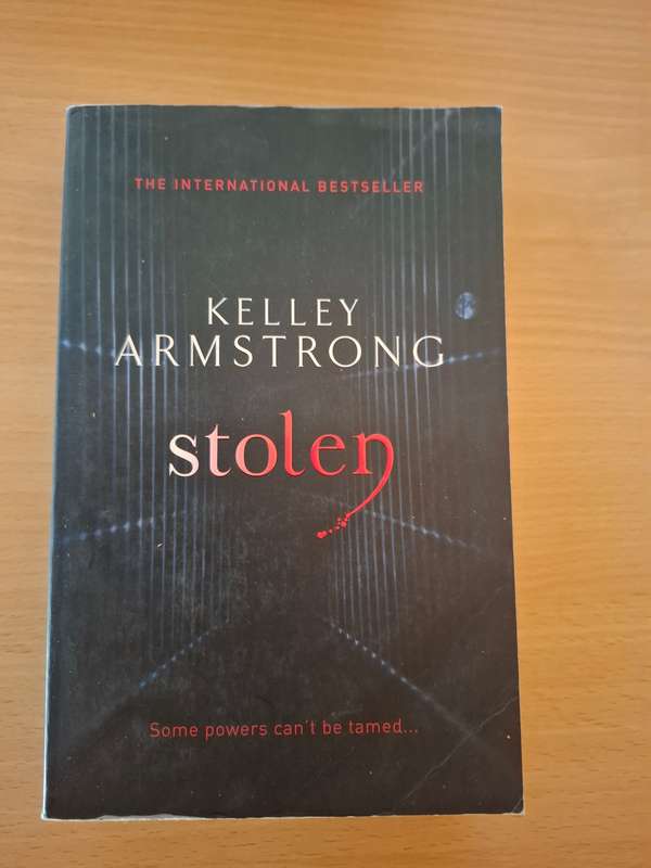 Stolen : Kelley Armstrong  (Paperback)