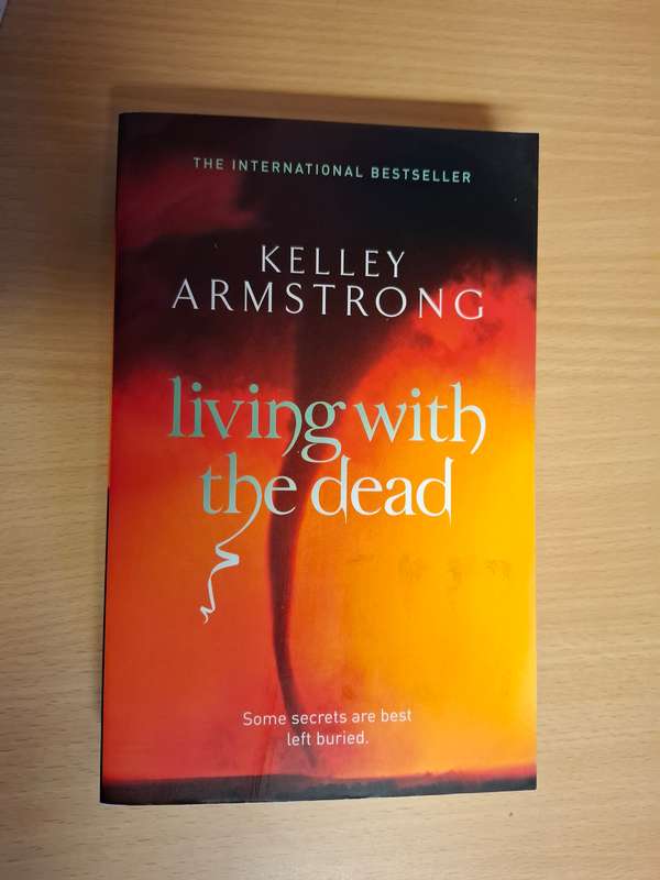 Living with The Dead: Kelley Armstrong  (Paperback)