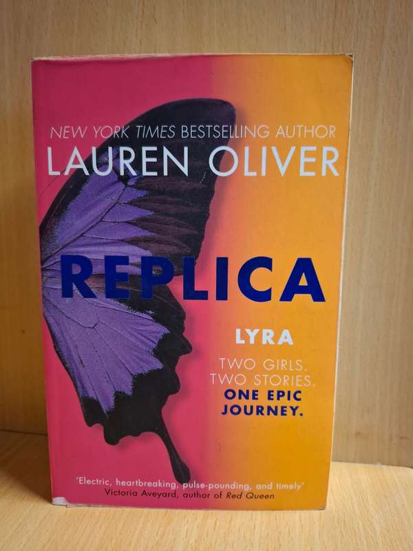 Replica - Lyra: Lauren Oliver (Paperback)