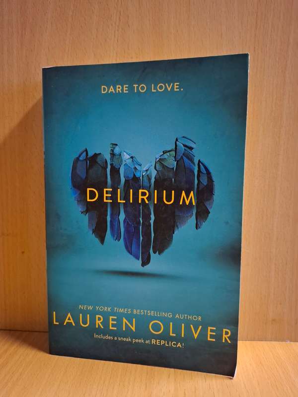 Delirium : Lauren Oliver (Paperback)