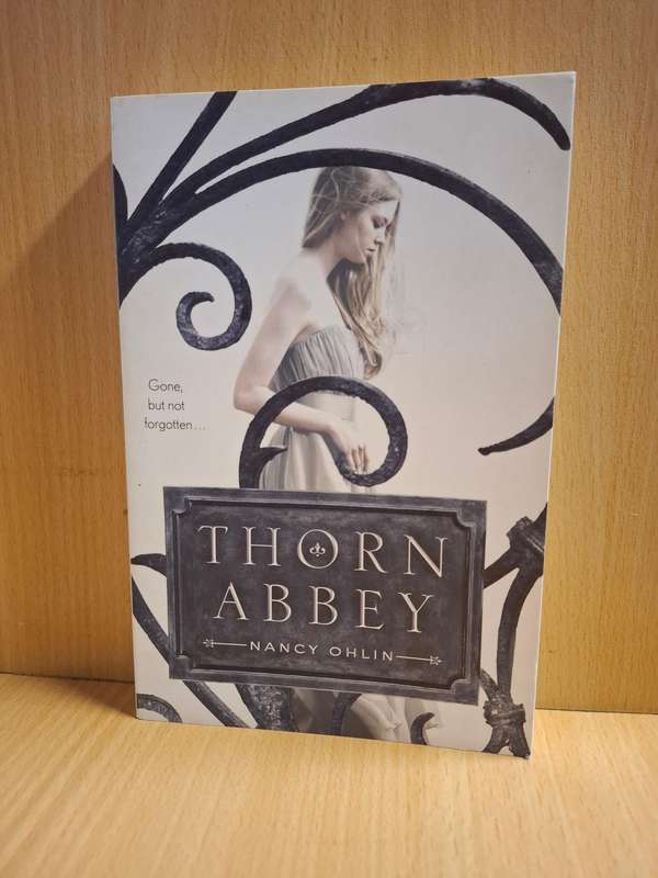 Thorn Abbey : Nancy Ohlin  (Paperback)
