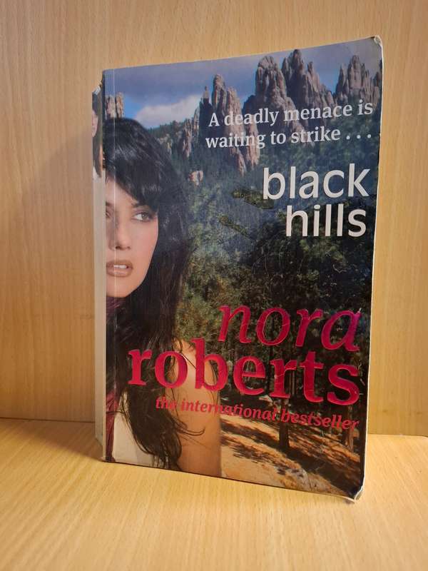 Black Hills : Nora Roberts  (Large Paperback)