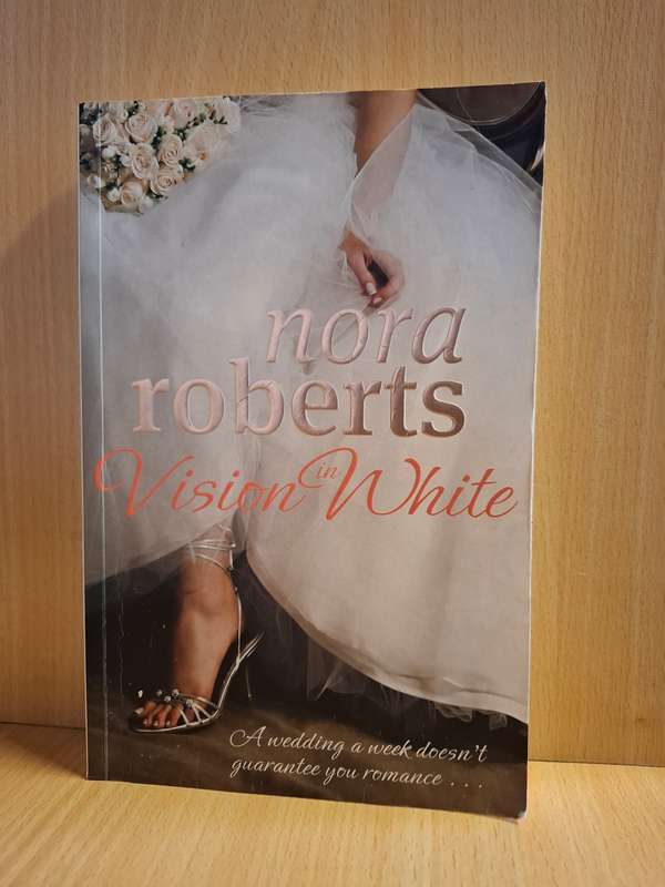 Vision in White : Nora Roberts  (Large Paperback)