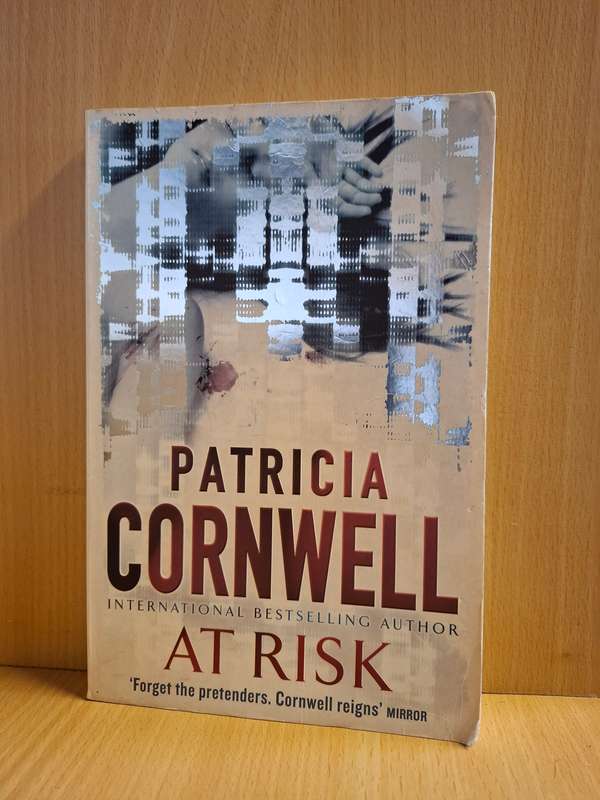 At Risk: Patricia Cornwell (Paperback)