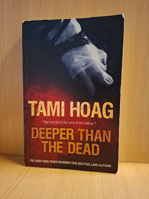 Deeper than the Dead : Tami Hoag (Large Paperback)