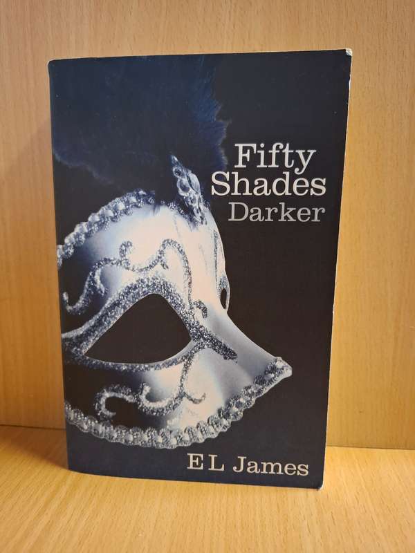 Fifty Shades Darker : E L James (Paperback)