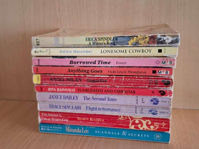 Lot of 10 Mills & Boon Books
