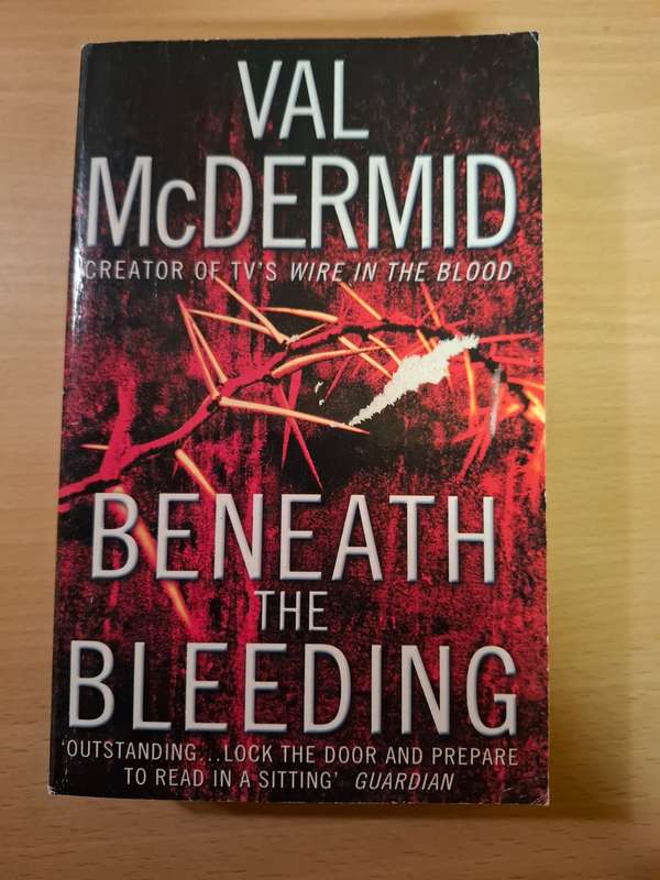 Beneath the Bleeding: Val McDermid  (Paperback)