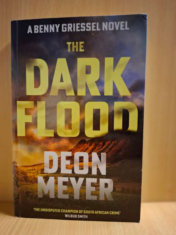 The Dark Flood : Deon Meyer  (Large Paperback)