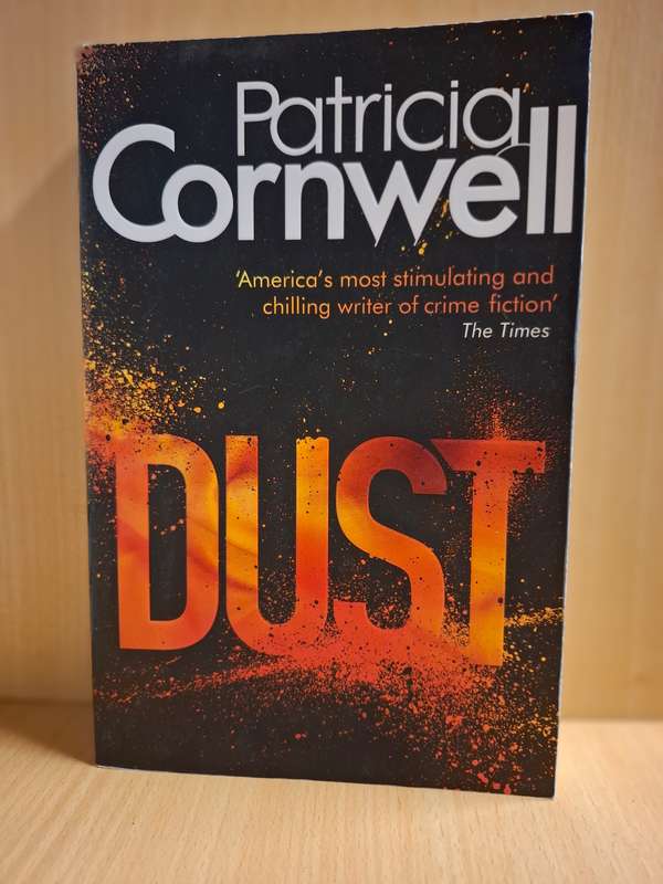 Dust : Patricia Cornwell  (Large Paperback)