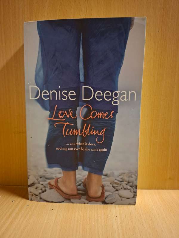 Love Comes Tumbling : Denise Deegan  (Paperback)