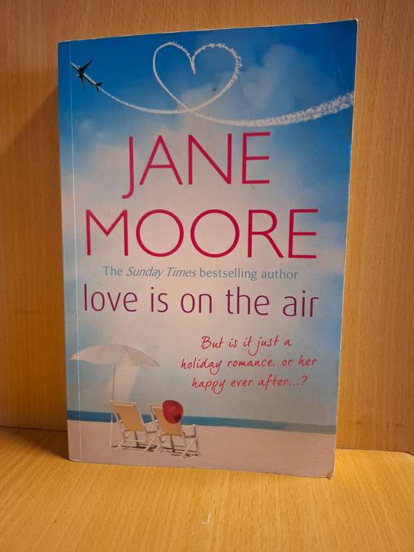 Love is on the air : Jane Moore (Paperback)