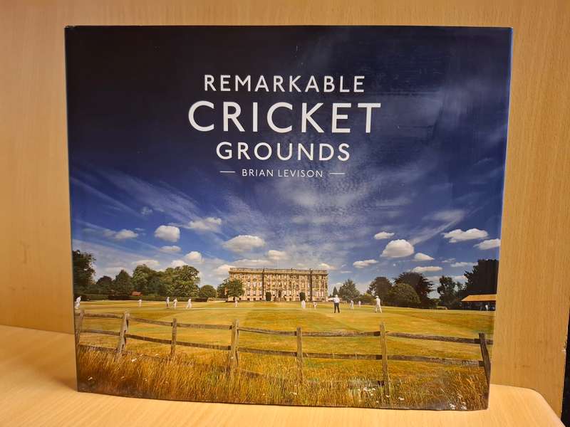 Remarkable Cricket Grounds :Brian Levison  (Hardcover)