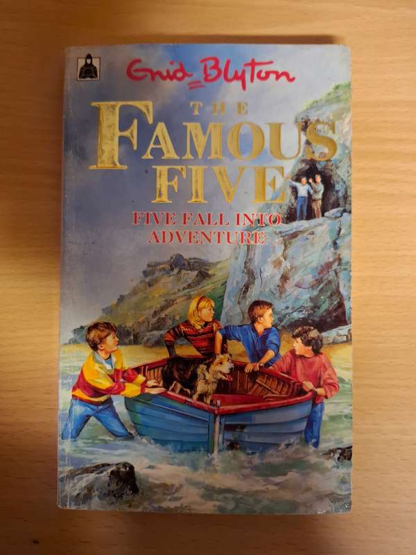 Enid Blyton - The Famous Five - Five Fall into Adventure (Paperback)