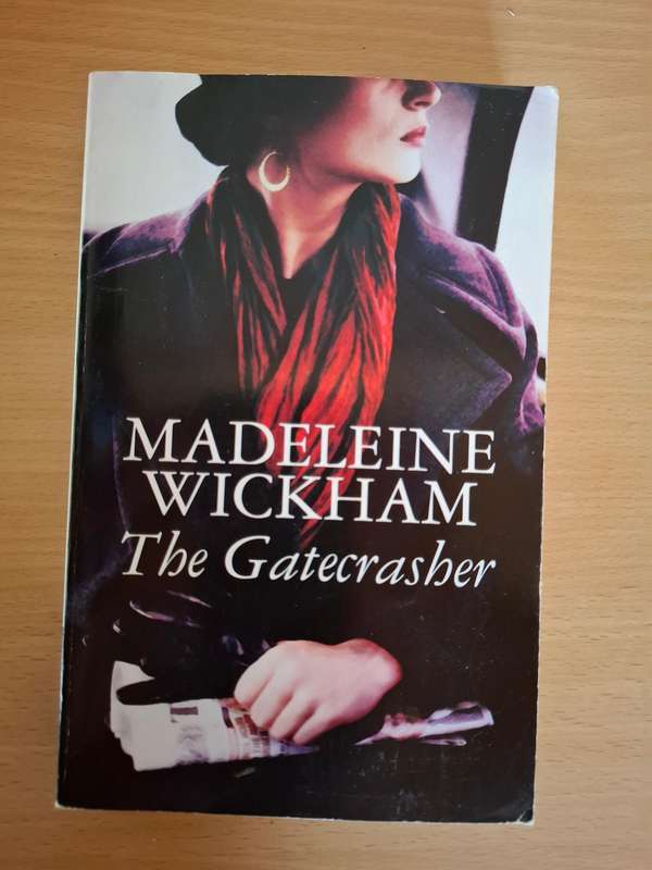 The Gatecrasher : Madeleine Wickham  (Paperback)