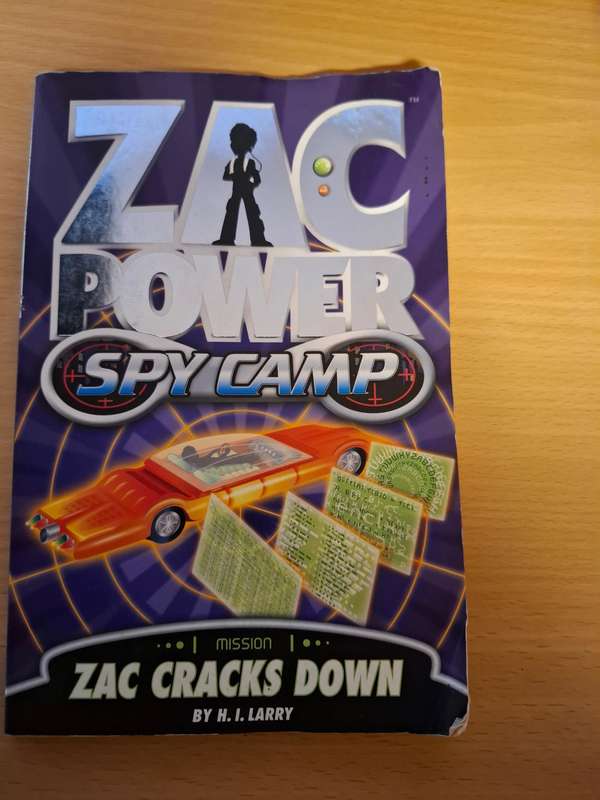 Zac Power Spy Camp - Zac Cracks Down by H.I. Larry (Paperback)