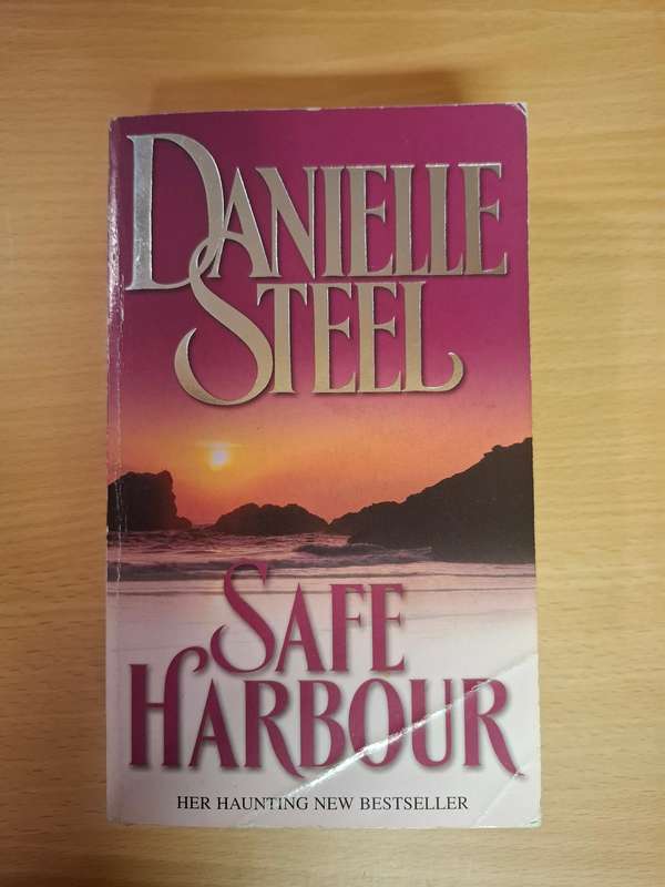 Safe Harbour : Danielle Steel (Paperback)