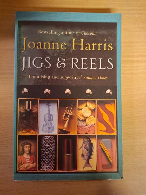 Hugs & Reels : Joanne Harris  (Paperback)