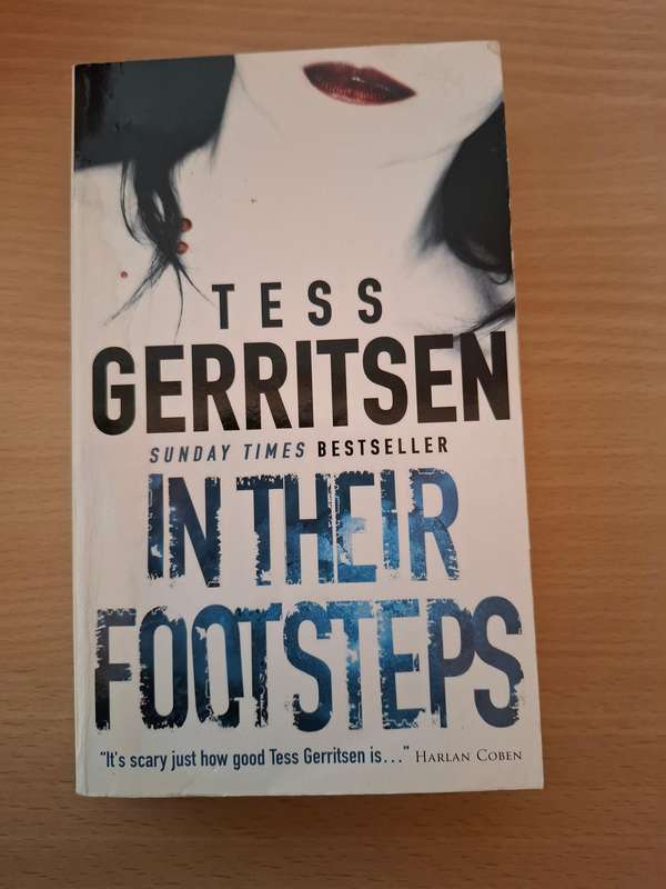 In Their Footsteps : Tess Gerritsen  (Paperback)
